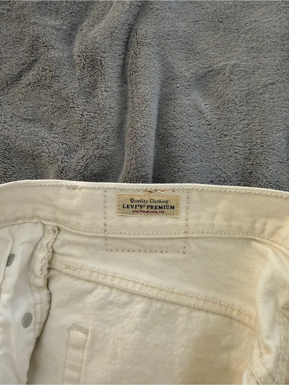 Women's Levi High-Rise Cream Denim Shorts - Size 30 Waist - Picture 6 of 8
